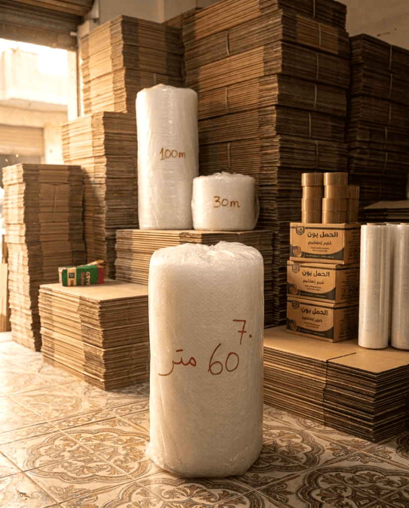 عامل يقوم باستخدام رول بابلز 60 متر من TR Pack أثناء تجهيز الشحنات والتعبئة